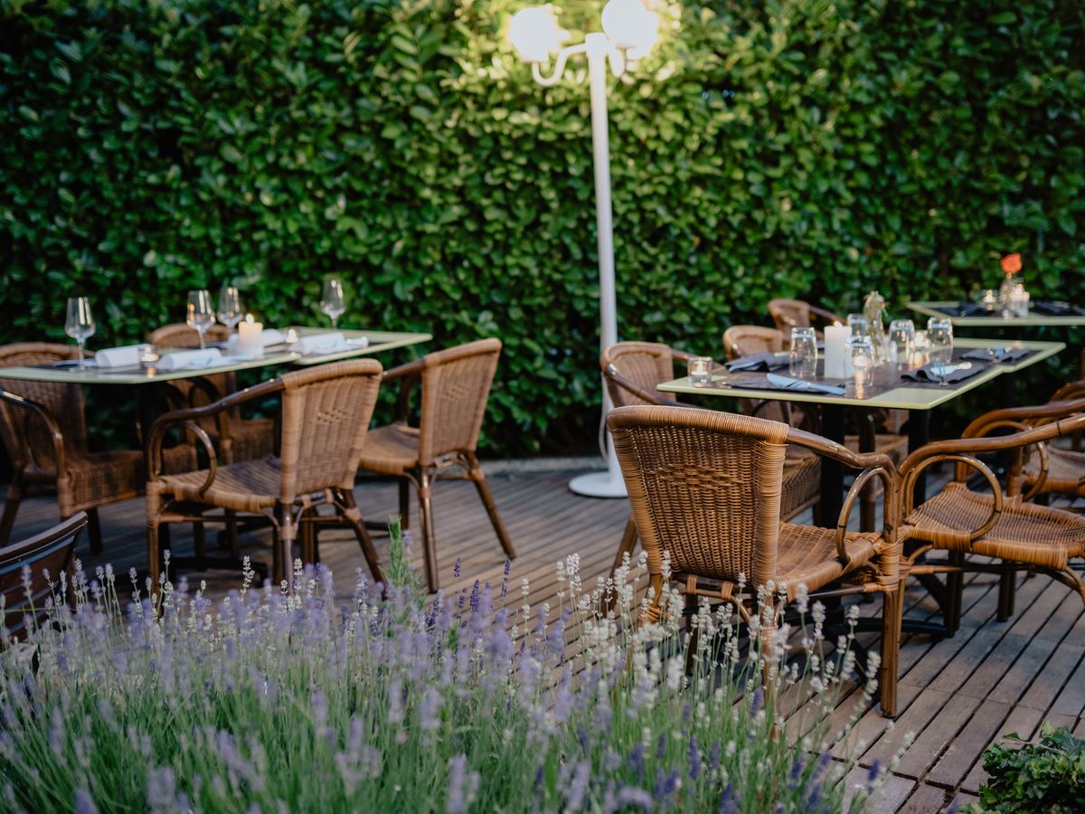 Der Gastgarten mit Lavendel am Abend
